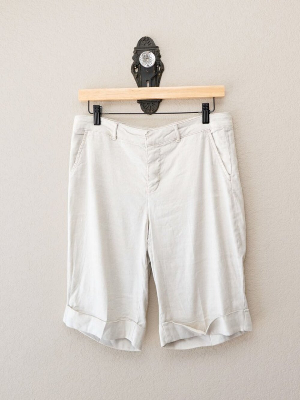 NYDJ Bermuda Shorts Womens 6 Beige Linen Blend Cuffed Lift Tuck Stretch